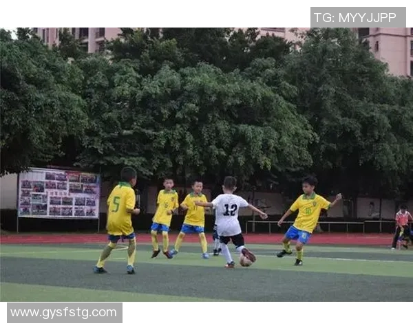 小孩学习足球与篮球的优缺点分析及对身体发展的影响探讨